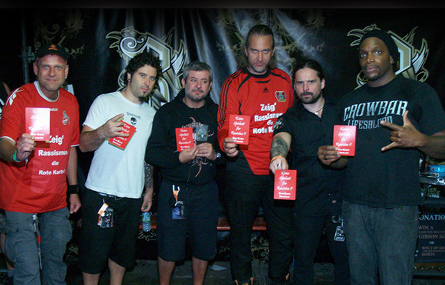 Sepultura zeigen Rassismus die Rote Karte