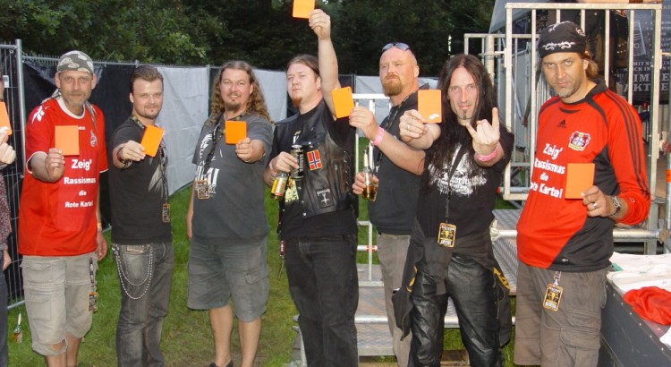 Borknagar zeigen Rassismus die Rote Karte