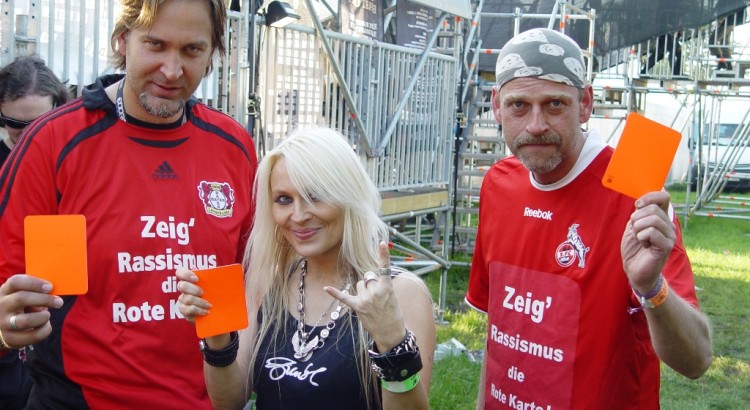 Doro Pesch zeigt Rassismus die Rote Karte