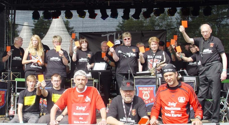 Die Wacken Firefighters zeigen Rassismus die Rote Karte