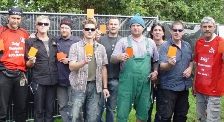 In Extremo zeigen Rassismus die Rote Karte