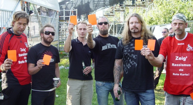 In Fames zeigen Rassismus die Rote Karte