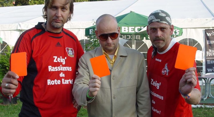 Mambo Kurt zeigt Rassismus die Rote Karte